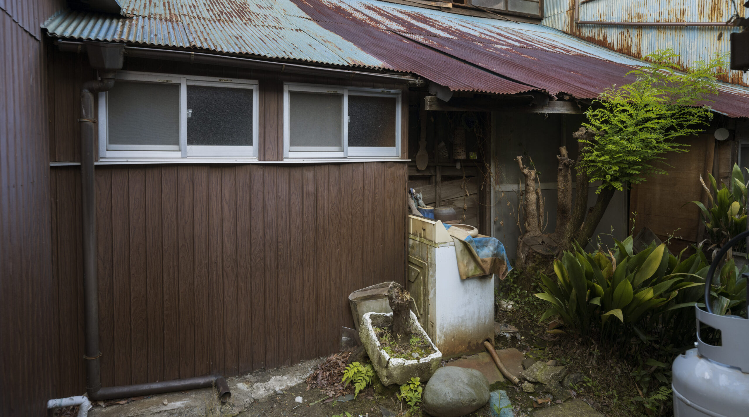 abandoned-house-with-rusty-roof